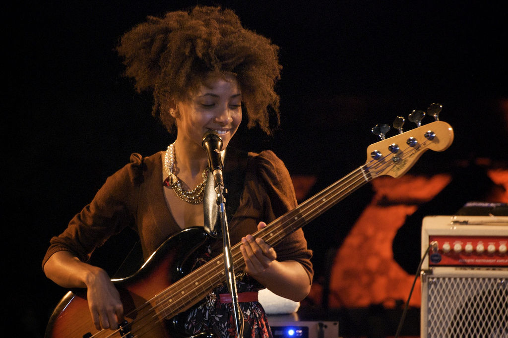 Samba em Prelúdio · Esperanza Spalding, Bass + Voice + Guitar