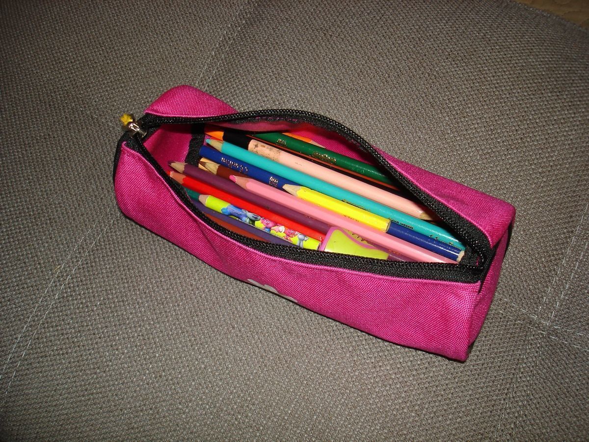 Пальто пенал. Пенал для карандашей. Пенал для ручек и карандашей. Пенал карандашница. Карандаши и ручки в пенале.